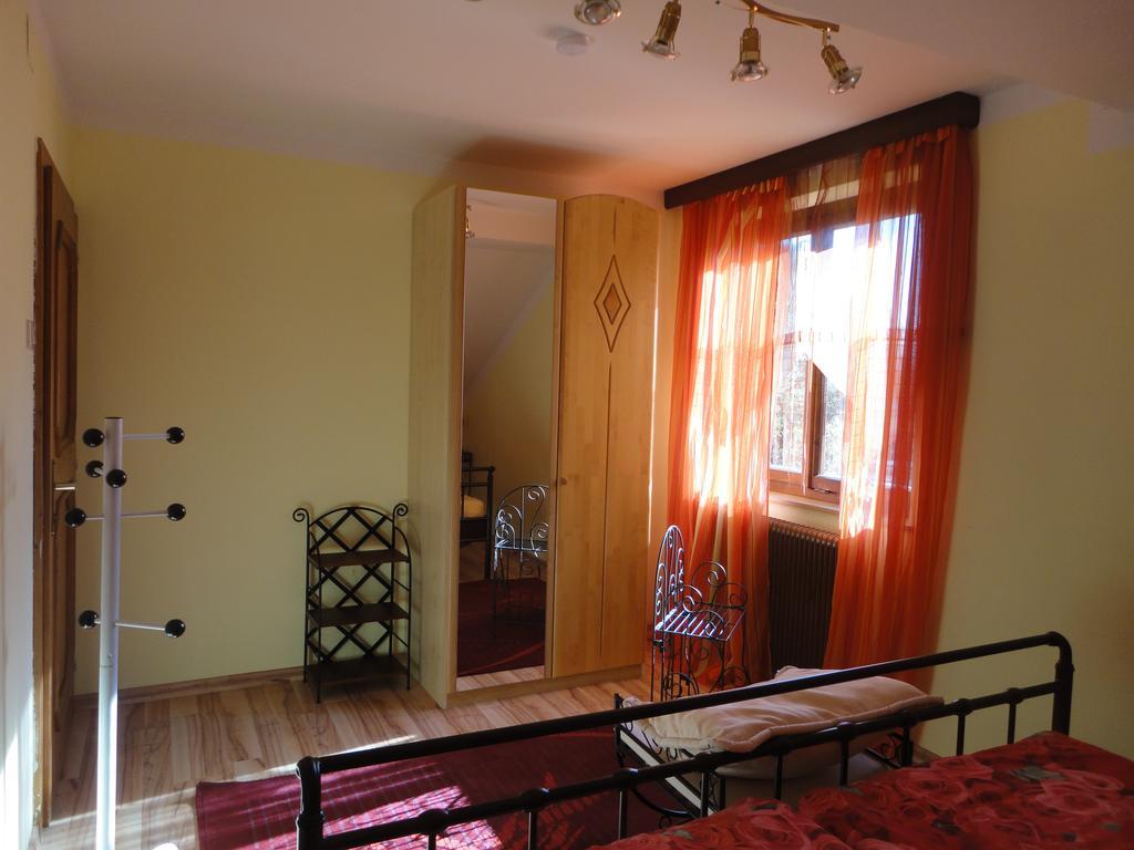 Ferienhaus Burgblick Трефен Стая снимка